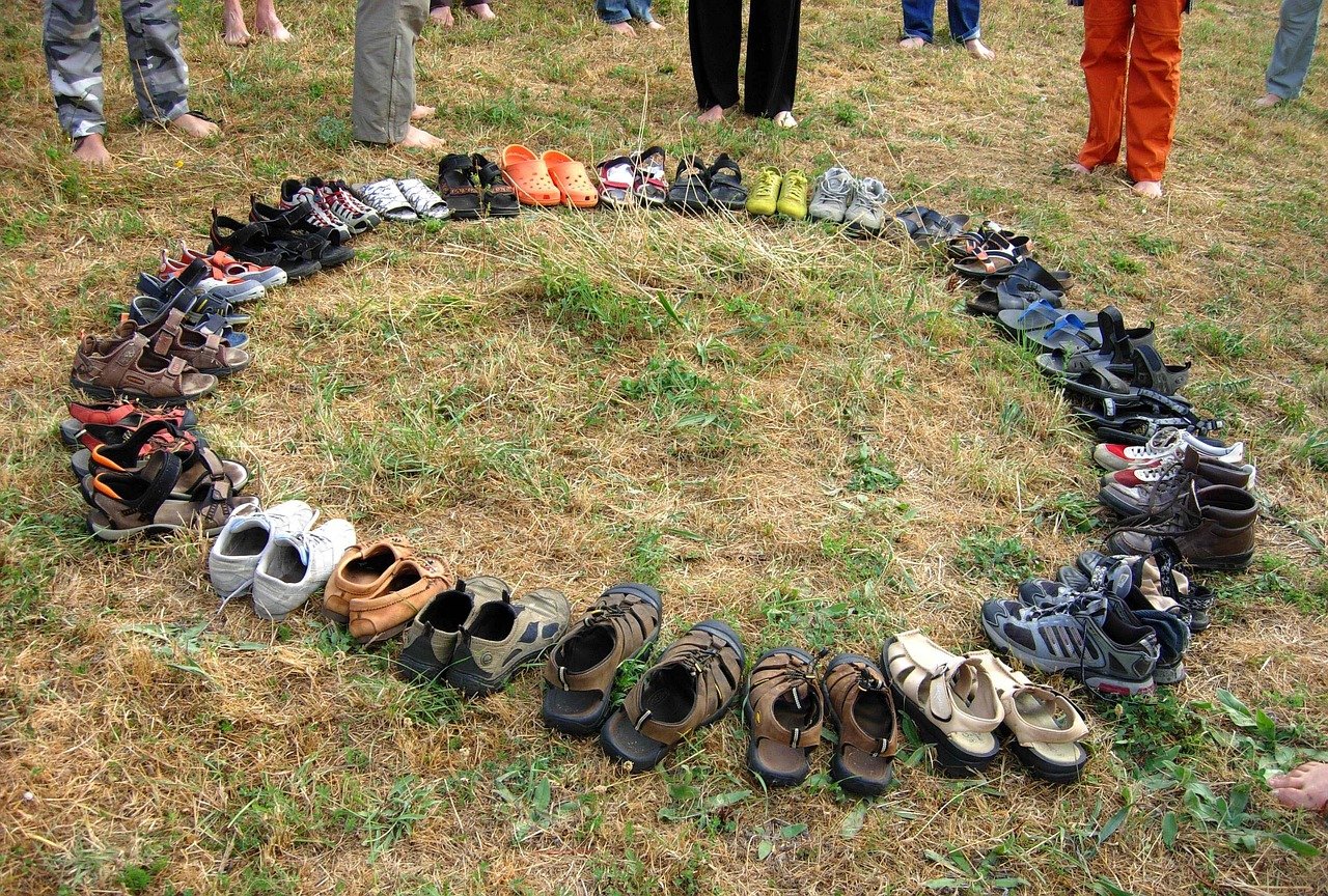seminar, motivation, enjoyment of life, trust, goal, courage, adventure, team, community, nature, freedom, therapy, initiation, workshop, ritual, group, self-awareness, shoes, earth, grass, meadow, sandals, training, people, power, signpost, partner, one, support, soul, change